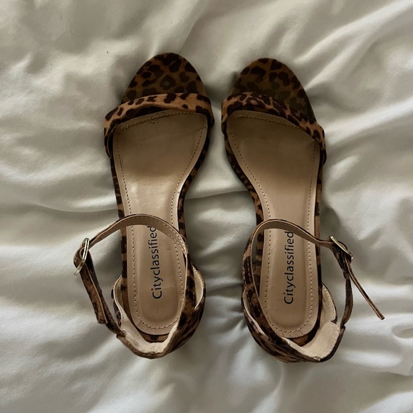 Lulu’s Leopard Sandals - Picture 2 of 4